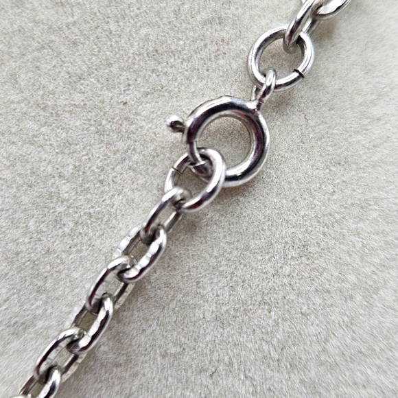 VINTAGE Avon Silver Tone Romanesque Jewel Tone Filigree Cross Pendant Necklace - Picture 7 of 7